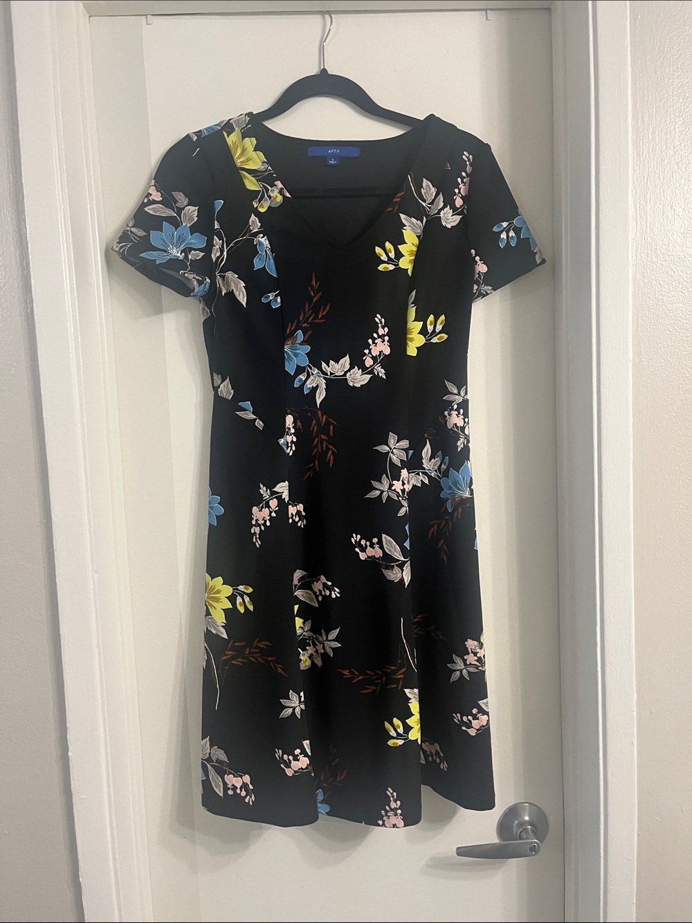 Apt. 9 Black Floral V-Neck Short Sleeve Dress S, thick material & flattering !!